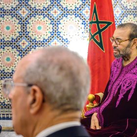 S.M.-le-Roi-preside-une-seance-de-travail