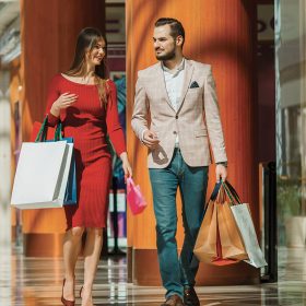 couple-with-shopping-bags