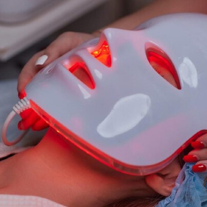 femme-portant-un-masque-de-therapie-lumineuse
