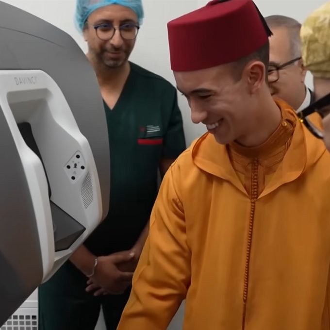 s-m--le-roi-mohammed-vi-et-moulay-hassan-partagent-un-moment-de-complicite